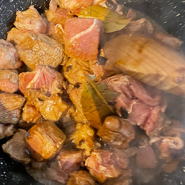 chinese beef tomato stew meat in pot