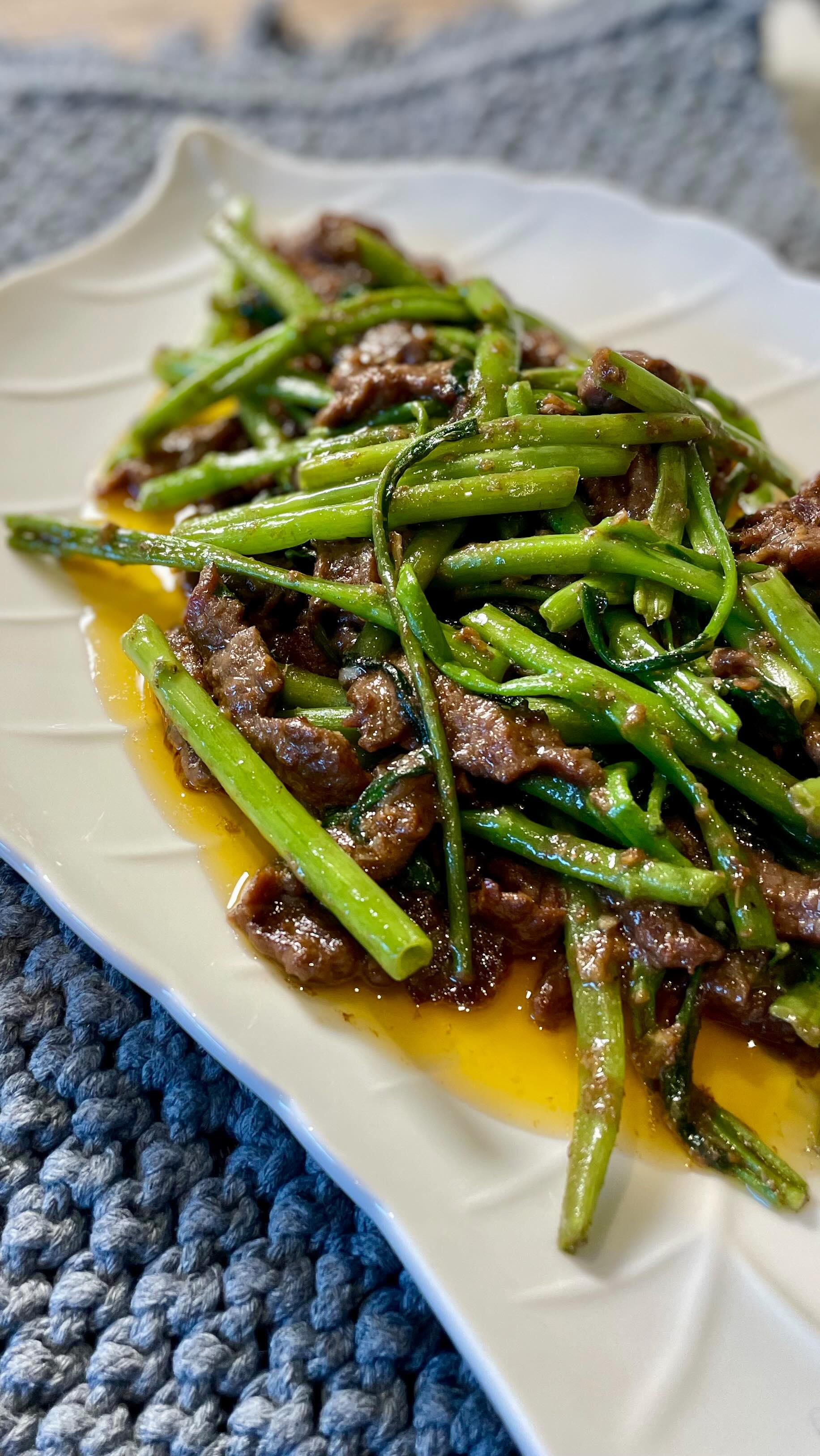 Feeling something savory and with a bit of a kick? Try this #shacha #beef and #waterspinach #stirfry  Make sure you prepare enough rice! #chinesefood #homecooking #fakeaway #chinesefakeaway #beefrecipes #beefstirfry