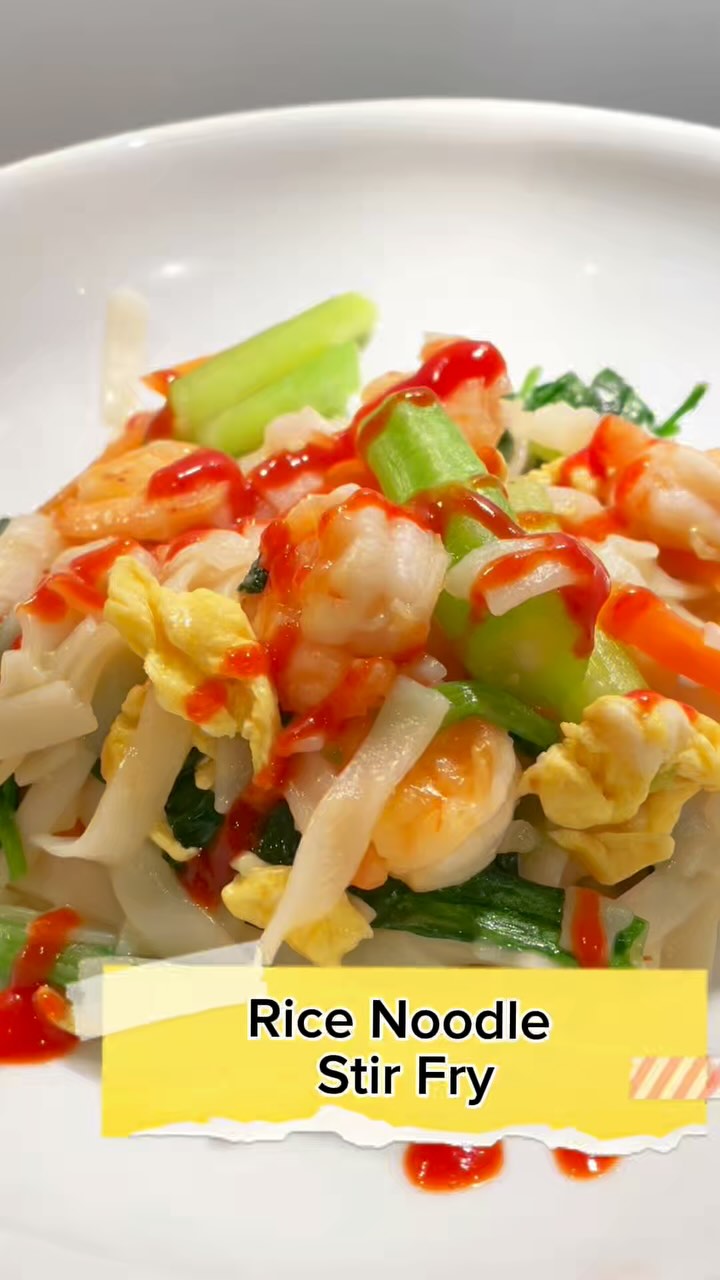 It is #wildgarlic season! Try this simple and quick #stirfryrecipe under 15 mins and you get a delicious and nutritious meal for the whole family. #wildgarlicrecipes #ricenoodlestirfry #chinesefood