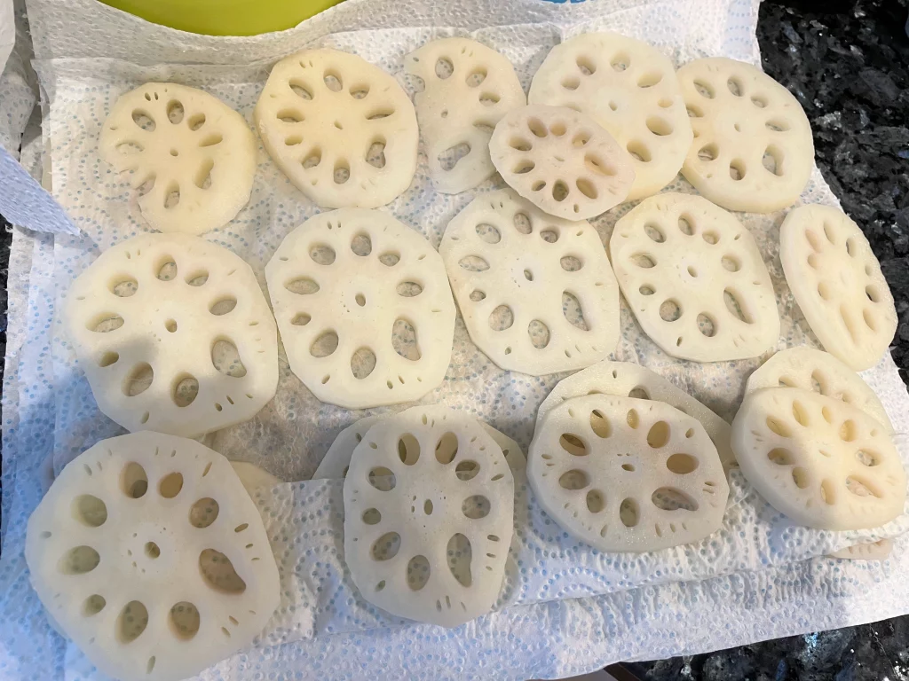 Preparing lotus root slices for lotus root pork patties