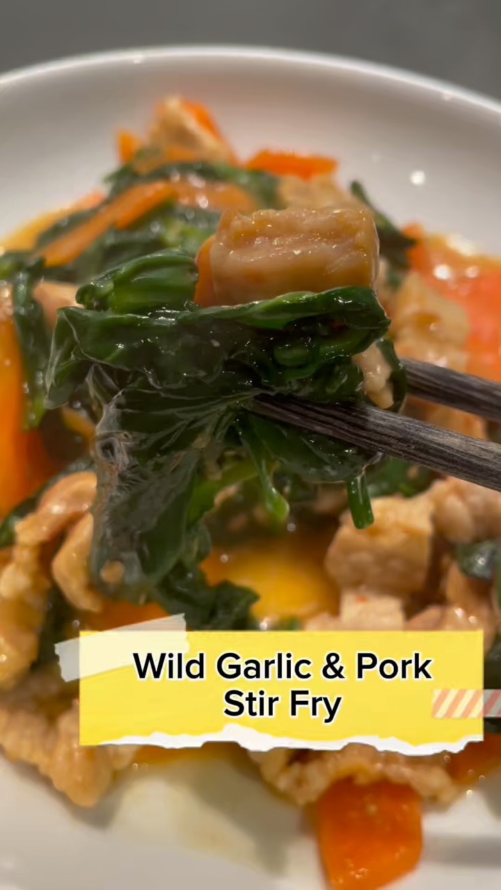It is #wildgarlic season. Try this quick and simple #porkstirfry #wildgarlicrecipe #chinesefood #chinesestirfry #cookchinese #quickrecipe #stirfryrecipes